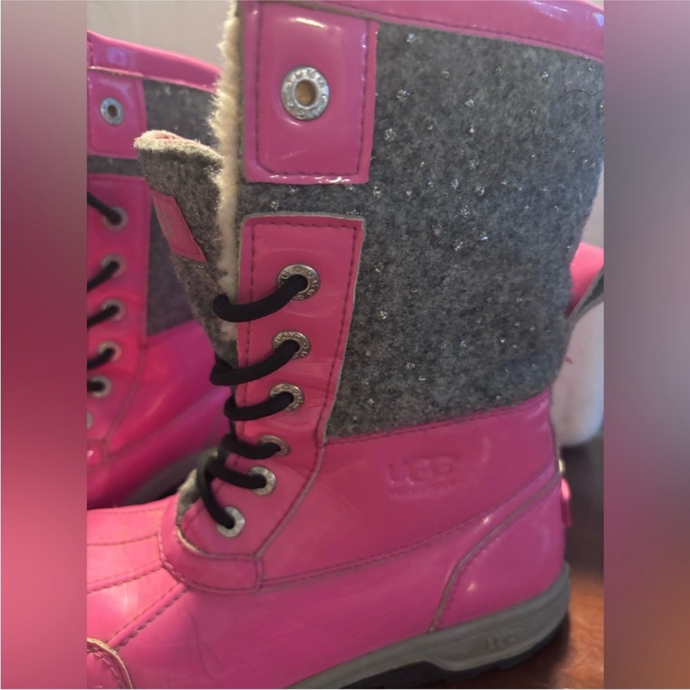 UGG Butte Il Vibrant Pink boots sparkling kids size 3 in a great condition